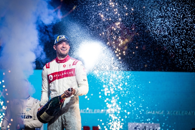 Dennis Excels in London as Vandoorne Closes on Title