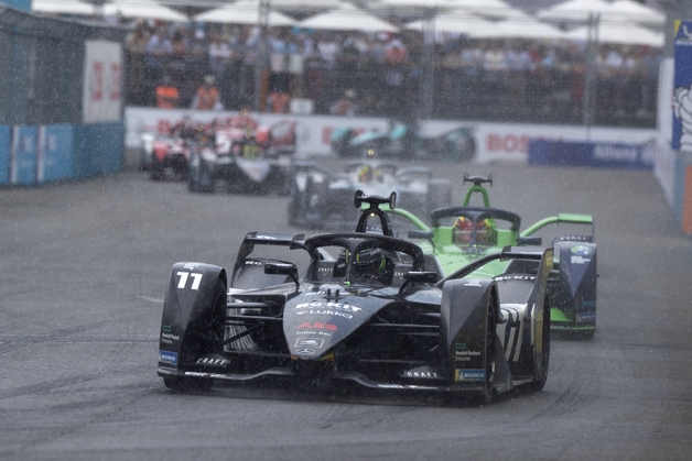 Rain-hit NYC EPrix sees Vandoorne take Formula E lead