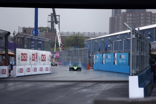 Rain-hit NYC EPrix sees Vandoorne take Formula E lead