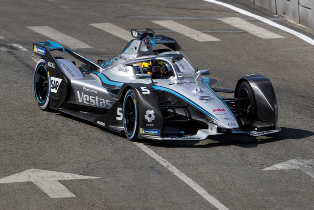 Rain-hit NYC EPrix sees Vandoorne take Formula E lead
