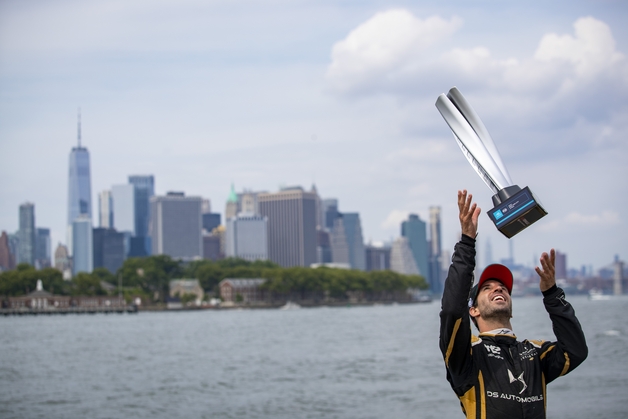 Rain-hit NYC EPrix sees Vandoorne take Formula E lead